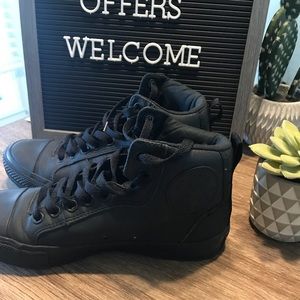 🤟 Converse 7.5 Black Shoes 🤟